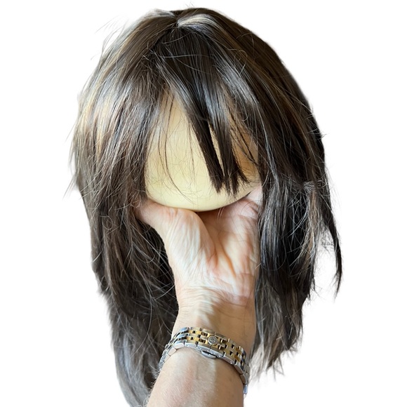 Medium Wavy Layered Cut Synthetic wig - Picture 5 of 16